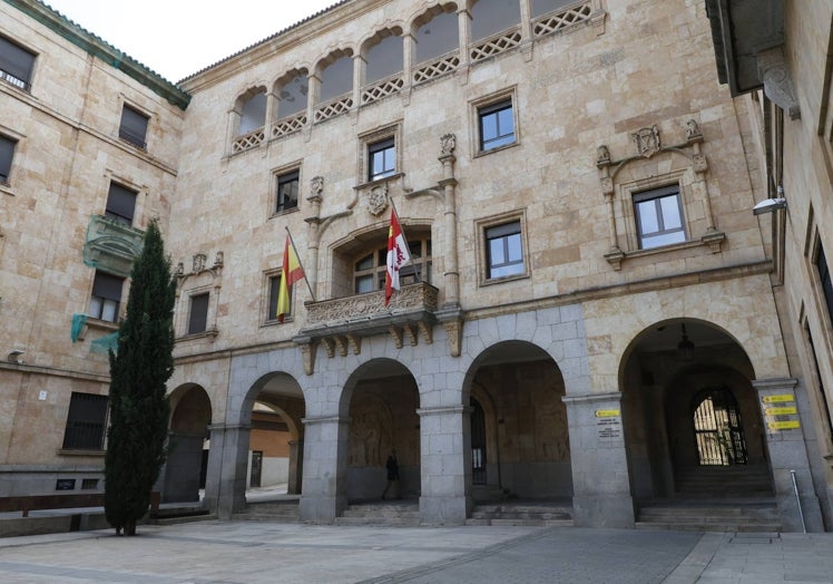 Edificio de la plaza de la Constitución en el que se ubican Hacienda y el Catastro.