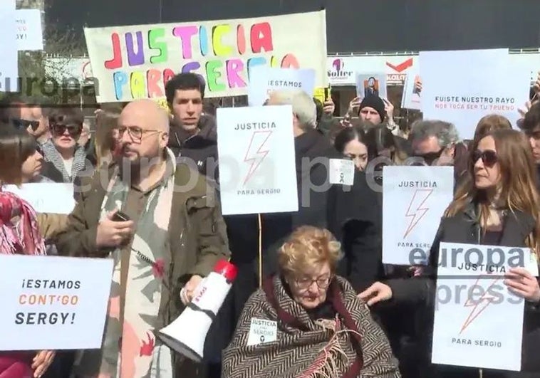 Los asistentes a la concentración han portado carteles pidiendo «Justicia para Sergio».