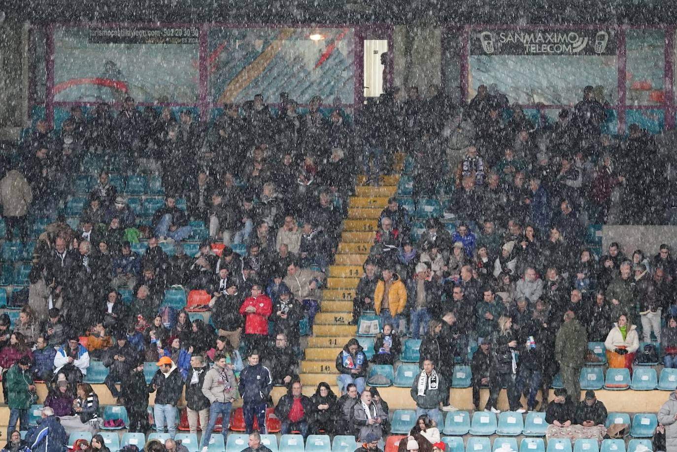 Búscate en la grada del Helmántico en el partido contra el Villaralbo