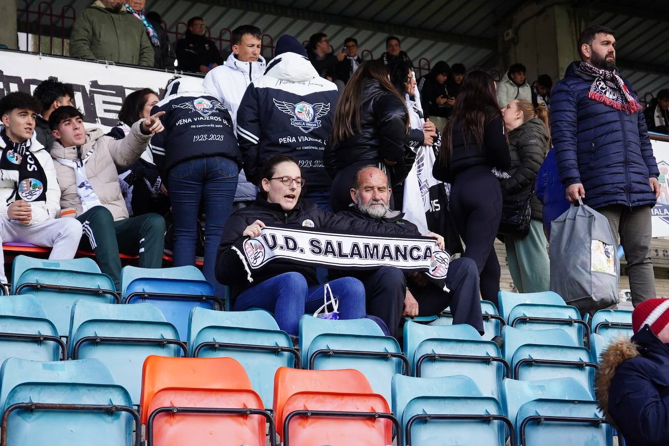 Búscate en la grada del Helmántico en el partido contra el Villaralbo