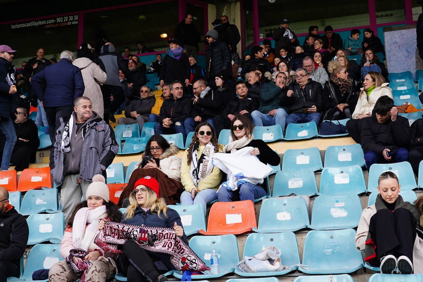 Búscate en la grada del Helmántico en el partido contra el Villaralbo