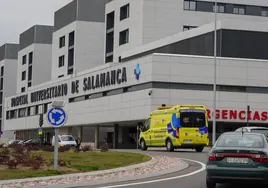 Una ambulancia de Emergencias Sanitarias en el Hospital de Salamanca.