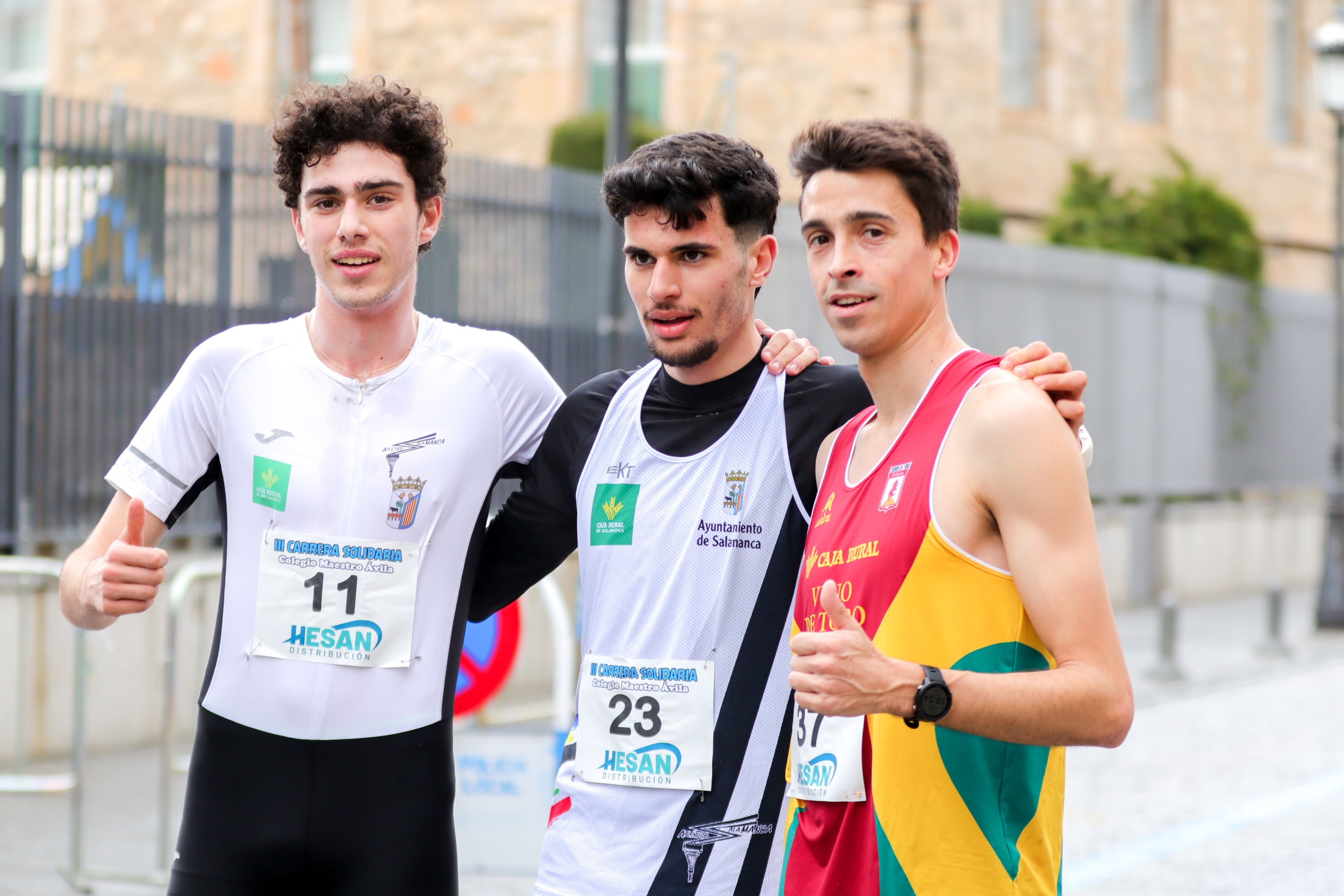 Yanis Sánchez y Lucía Corral vencen en la III Carrera Solidaria del Maestro Ávila