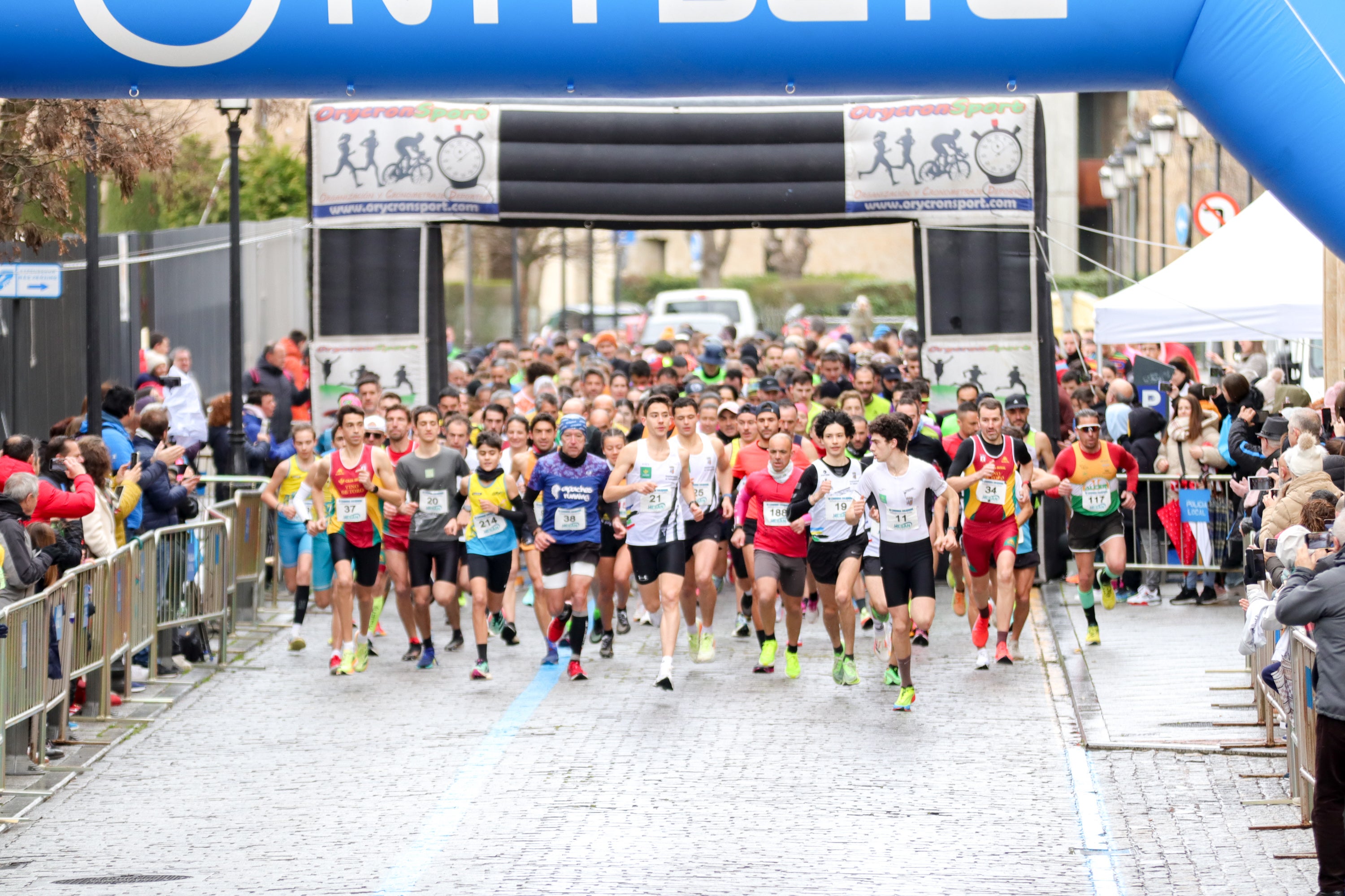 Yanis Sánchez y Lucía Corral vencen en la III Carrera Solidaria del Maestro Ávila
