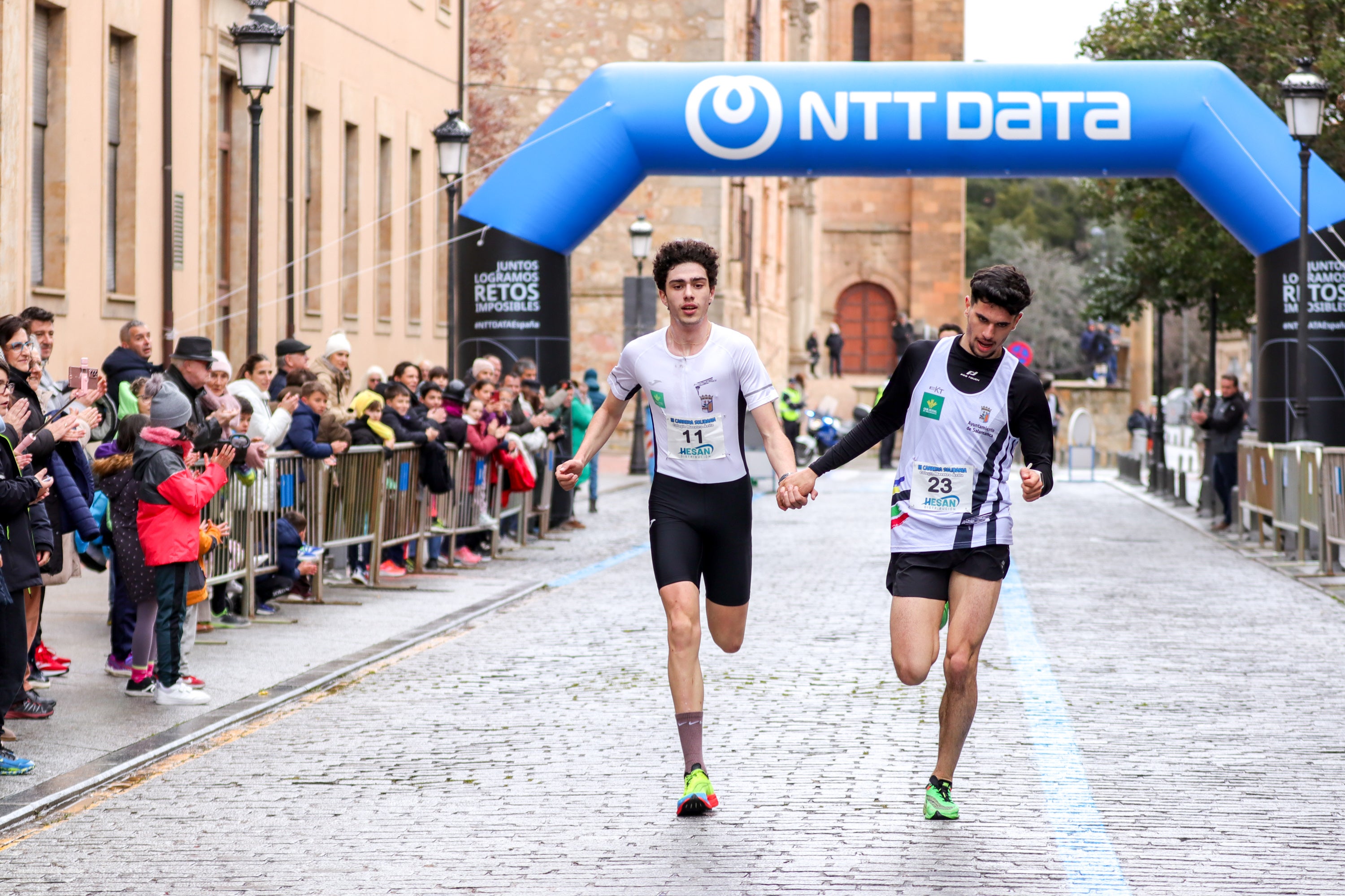 Yanis Sánchez y Lucía Corral vencen en la III Carrera Solidaria del Maestro Ávila