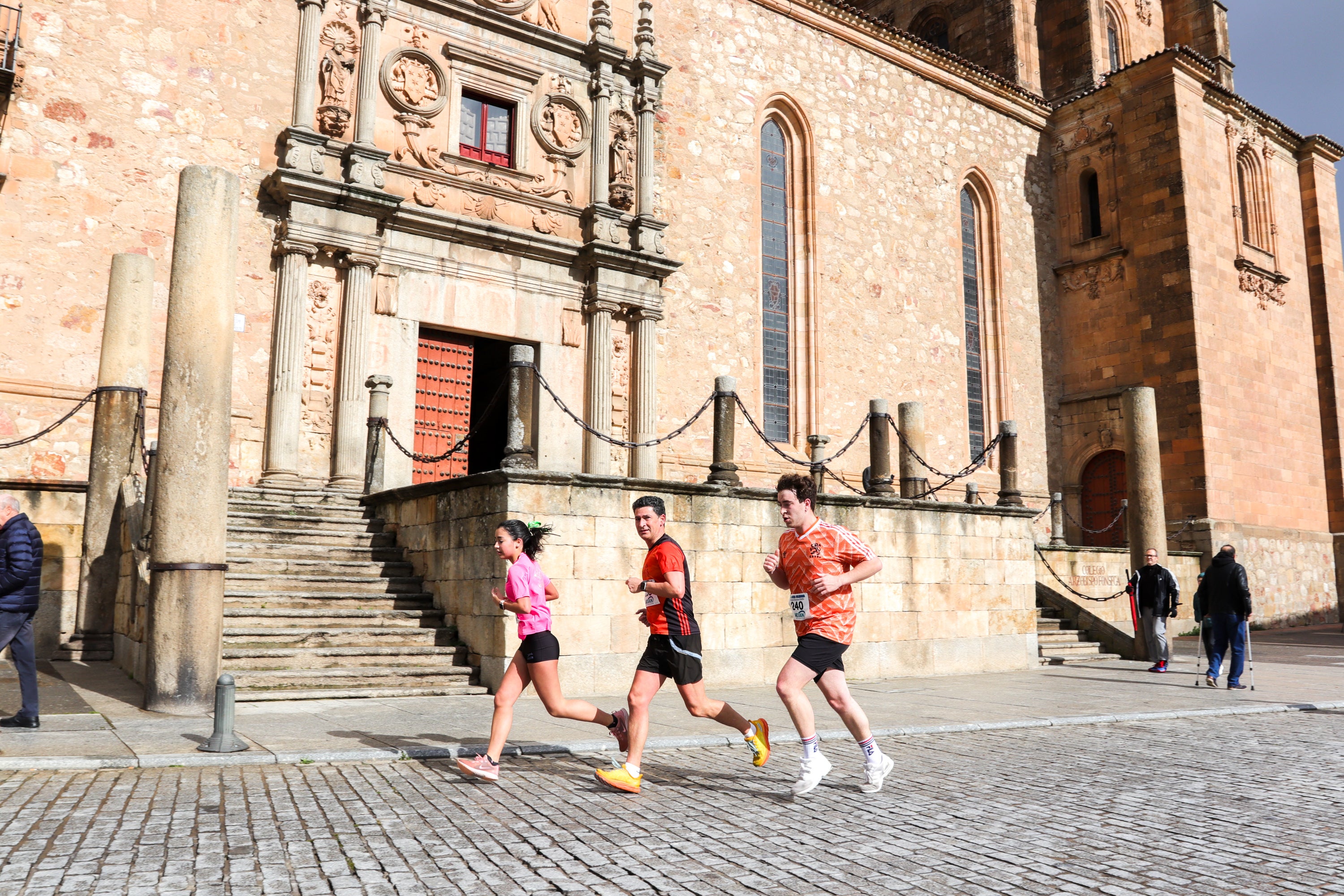 Yanis Sánchez y Lucía Corral vencen en la III Carrera Solidaria del Maestro Ávila