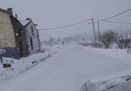 Una carretera secundaria de Salamanca, cubierta de nieve.