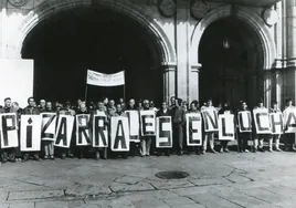 Protestas en la Plaza Mayor en 1987 de los vecinos de Pizarrales exigiendo mejoras.