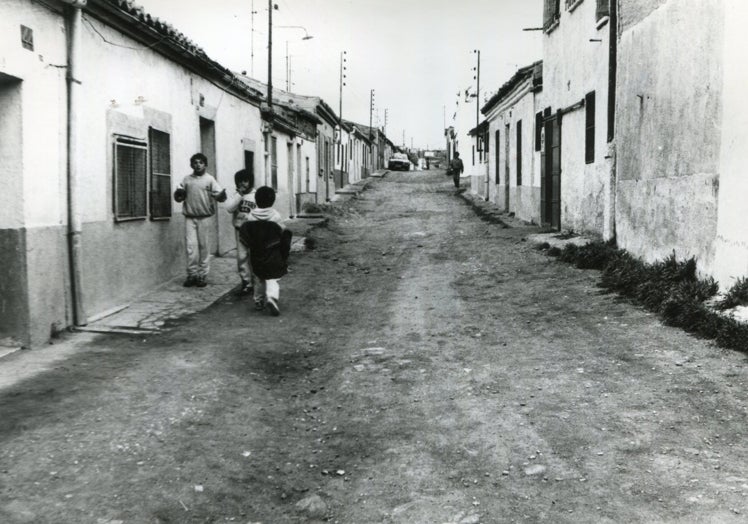 Año 1988: Pizarrales nace en un altozano, a dos kilómetros del casco urbano de Salamanca. Su eje de comunicación con la ciudad era la carretera de Ledesma, y preferentemente el camino viejo de Villamayor, con el agravante de que para llegar a la ciudad había que atravesar entonces las vías del tren de la antigua línea a la frontera portuguesa, bien atravesando por el portillo o saltando los desniveles que dejaban las trincheras de la vía férrea. El nombre del barrio viene de las pizarras, el material que se encontraba en el suelo de las cuestas y barrancos de los solares.