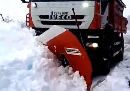 Las quitanieves, prácticamente incapaces de retirar la nieve del Paso de los Lobos