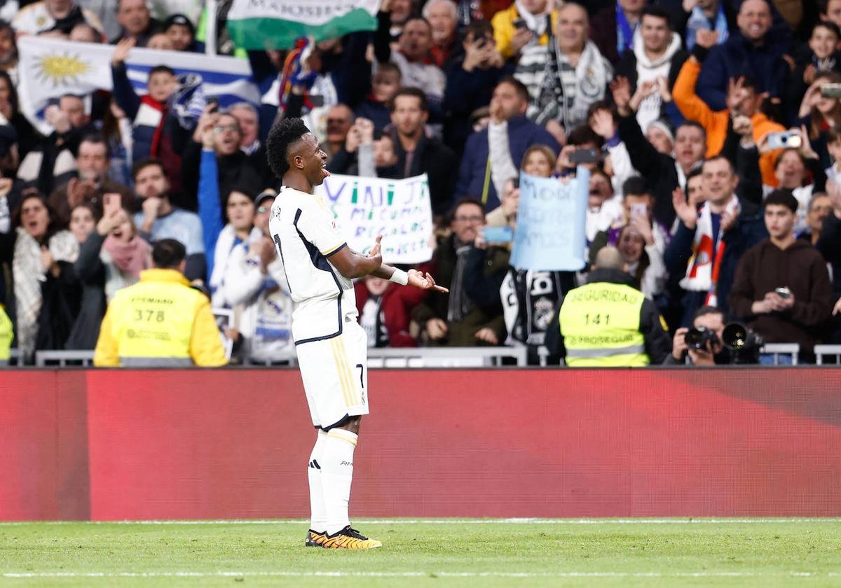 VinÍcius celebra un gol