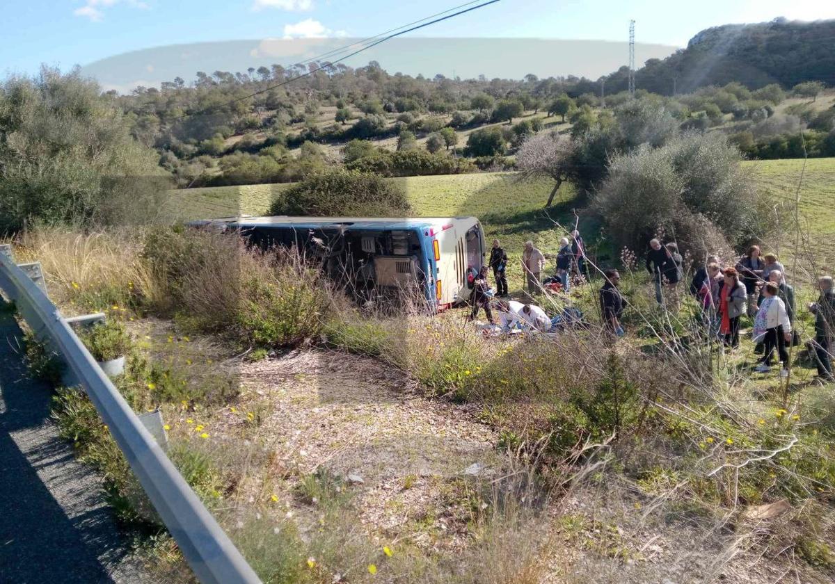 Así quedó el autobús tras caer por un terraplén.