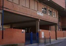 Entrada al colegio Nicolás Rodríguez Aniceto, en Pizarrales.