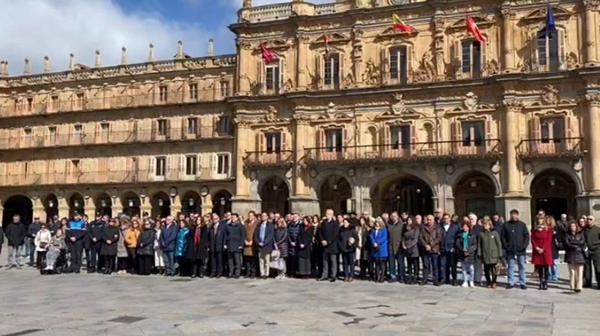 Emotivo minuto de silencio en la Plaza Mayor en recuerdo a las víctimas del 11-M