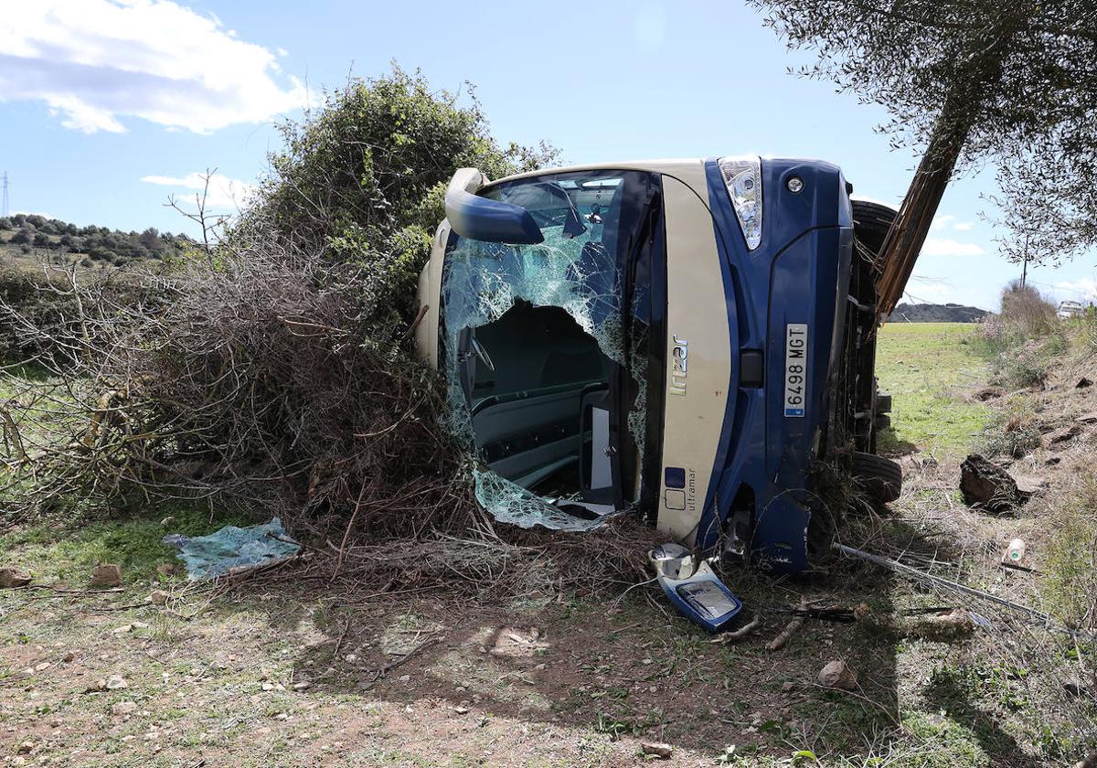 Una imagen del autobús del Imserso volcado.