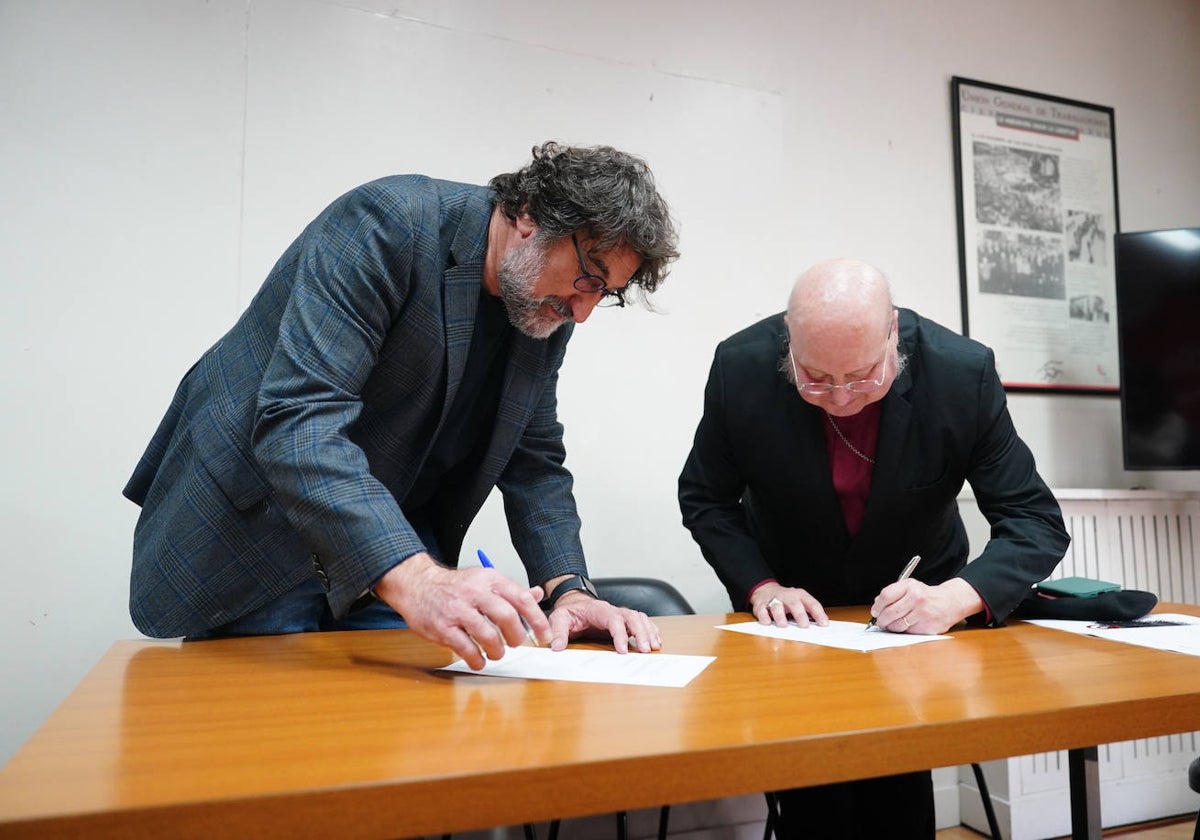 El presidente de la Asociación Salamanca Memoria y Justicia, Julio Fernández, y el obispo de la Iglesia anglicana, Carlos López Lozano.