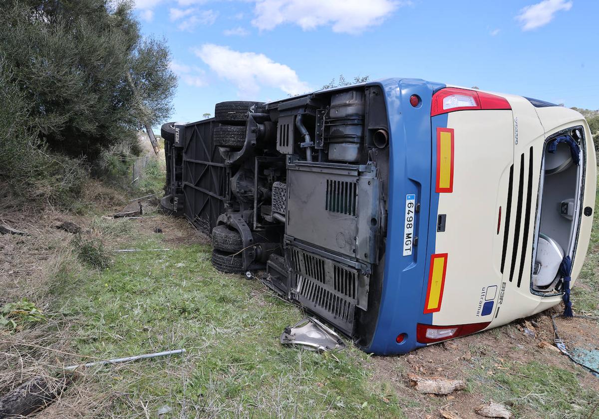 El autobús del Imserso volcado.