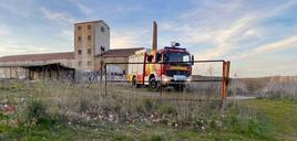 Nuevo incendio en la nave abandonada frente a las piscinas de Tejares