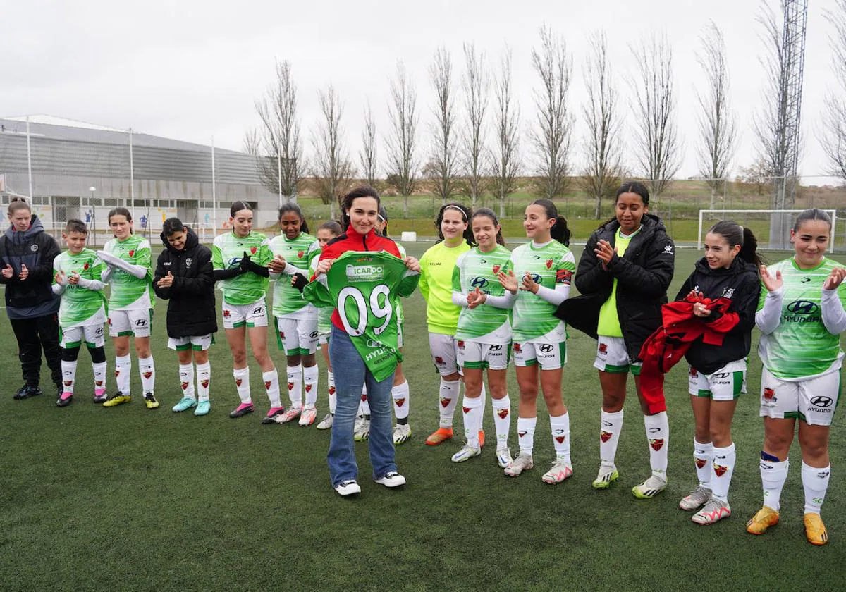 Elena Rosquete durante el homenaje de sus compañeras del Sporting Carbajosa B de 3ª Infantil Grupo 1.