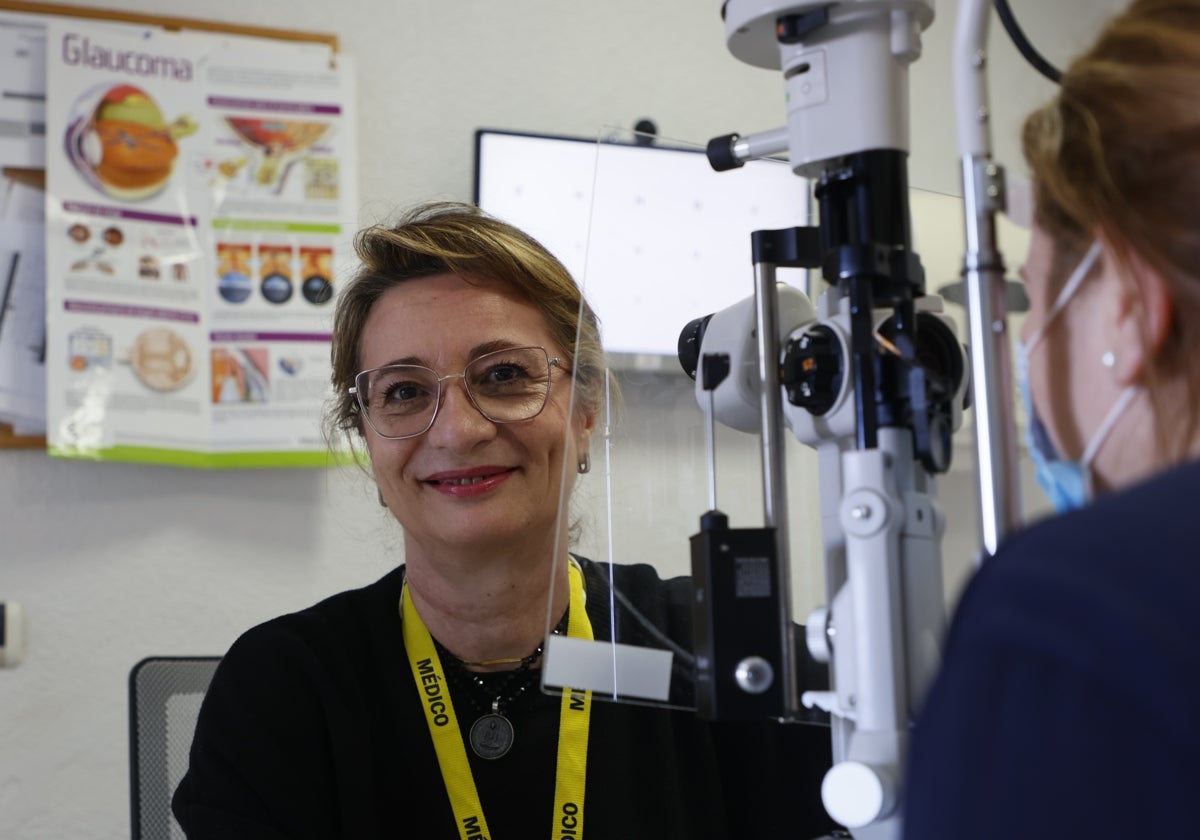 La doctora Isabel Jiménez Franco, especialista en glaucoma, en el Hospital.