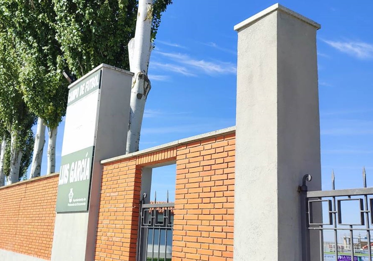 Entrada al polideportivo de Peñaranda que alberga las pistas de pádel.