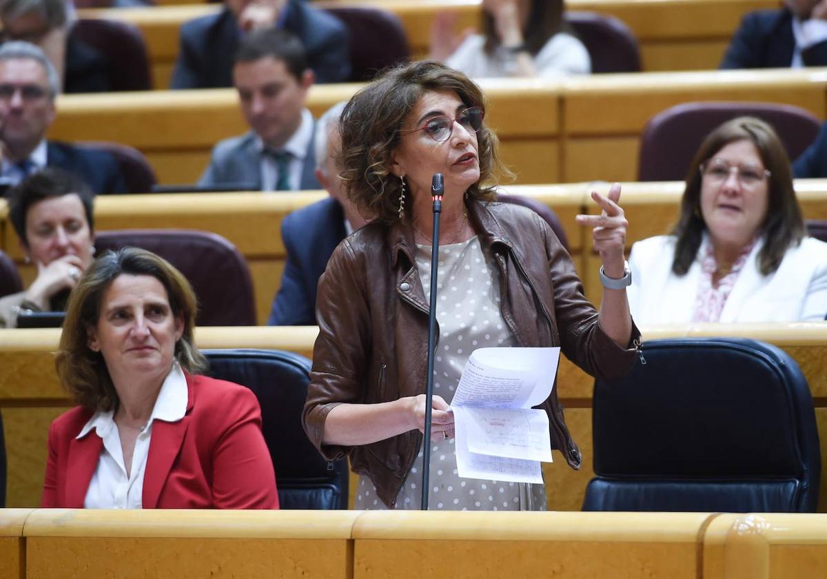 María Jesús Montero, ministra de Hacienda, en una sesión de control al Gobierno.