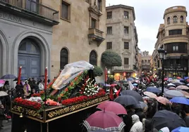 Presencia de la lluvia en una procesión de la Hermandad del Silencio.