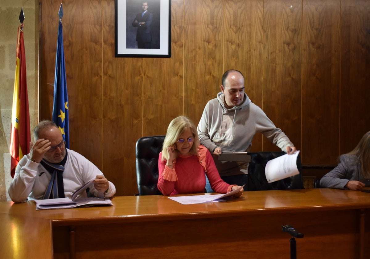 Concejales durante la sesión plenaria en el Ayuntamiento de Alba.