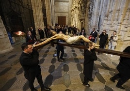 El Cristo de la Agonía Redentora preside el acto del Poeta ante la Cruz.