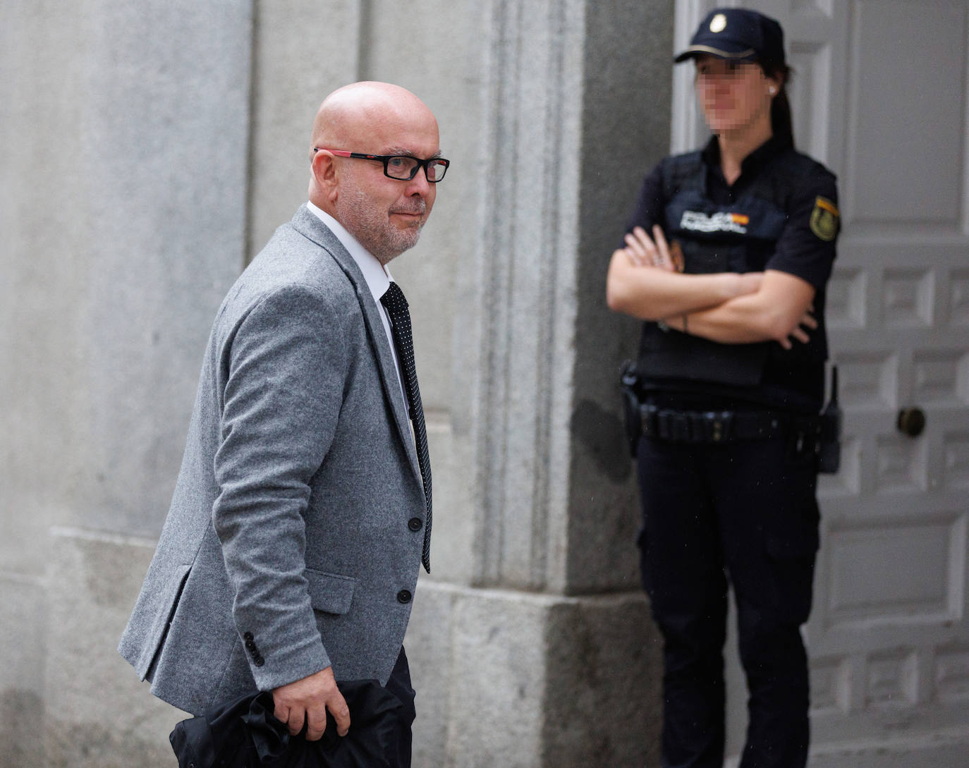 El abogado Gonzalo Boye entra en el Tribunal Supremo.