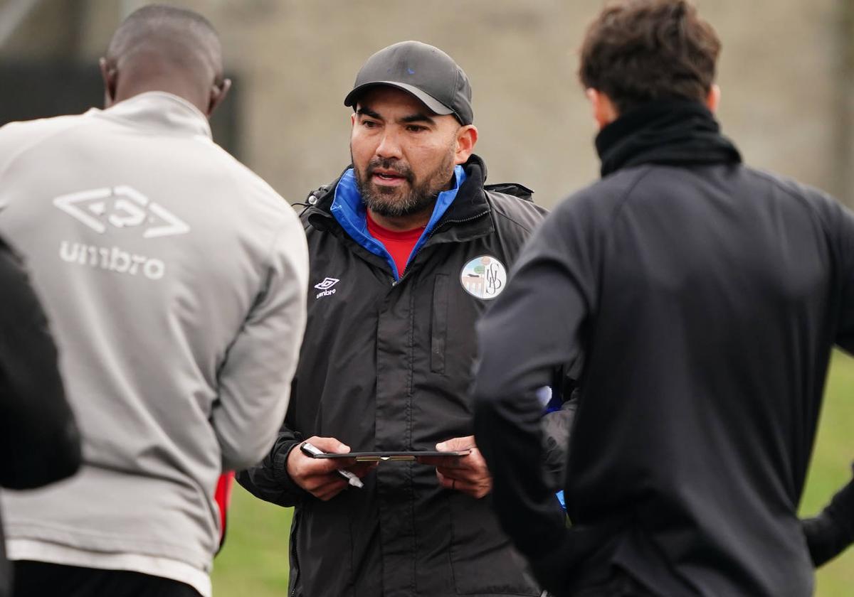 Jehu Chiapas explicando un ejercicio durante una sesión de entrenamiento.