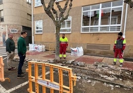 El edil Ángel Manso y el regidor Pedro Samuel Martín, visitando el inicio de las obras.