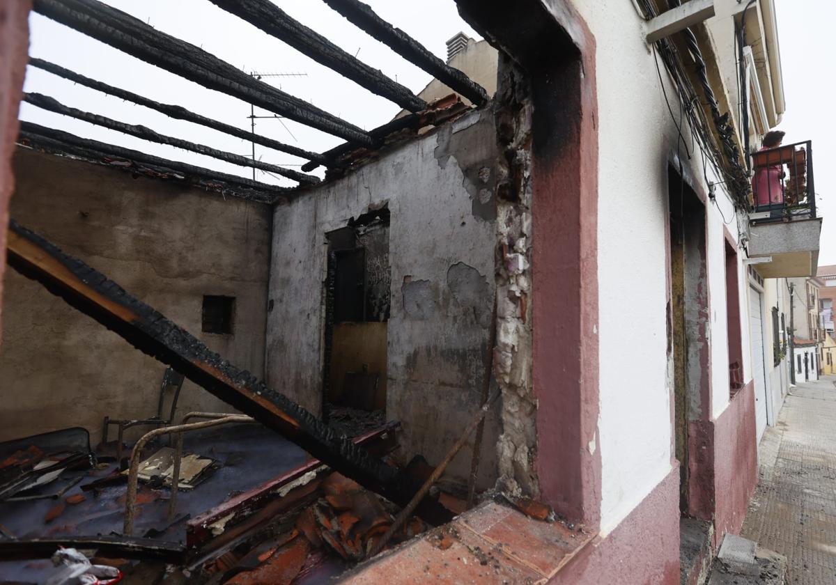 La vivienda, situada en la calle Limón, quedó completamente destrozada.