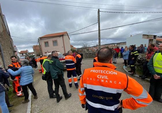 Equipos de la Guardia Civil y de Protección Civil y vecinos terminan las labores de búsqueda.