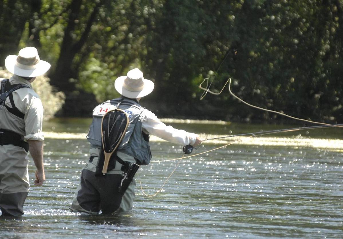 Un pescador practica su deporte favorito en un río de Salamanca.