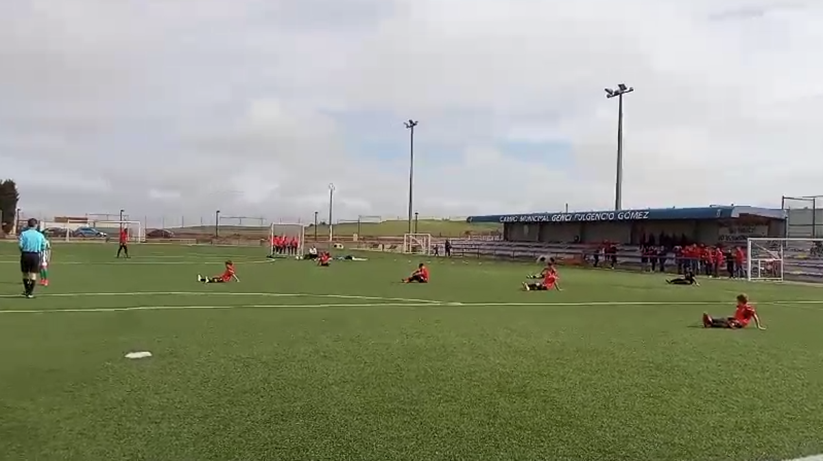 Jugadores alevines del Villares protagonizan una sentada para protestar contra su propio club