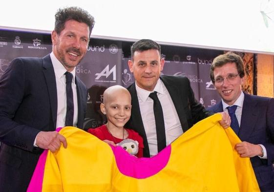 María, la «princesa futbolera guerrera», junto a Simeone y a Martínez Almeida.