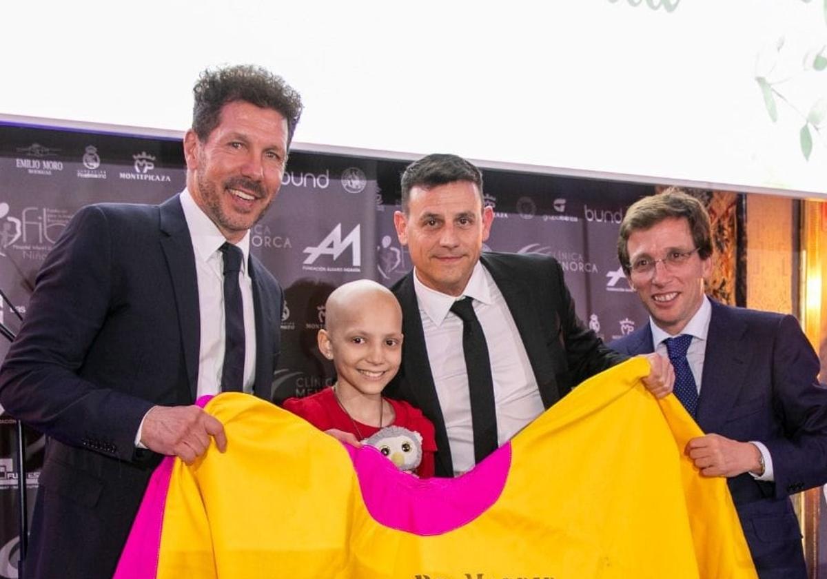 María, la «princesa futbolera guerrera», junto a Simeone y a Martínez Almeida.