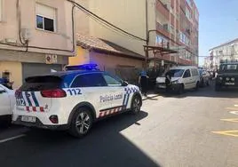 Coche patrulla de la Policía Local delante del vehículo que conducía el acusado tras el brutal impacto.