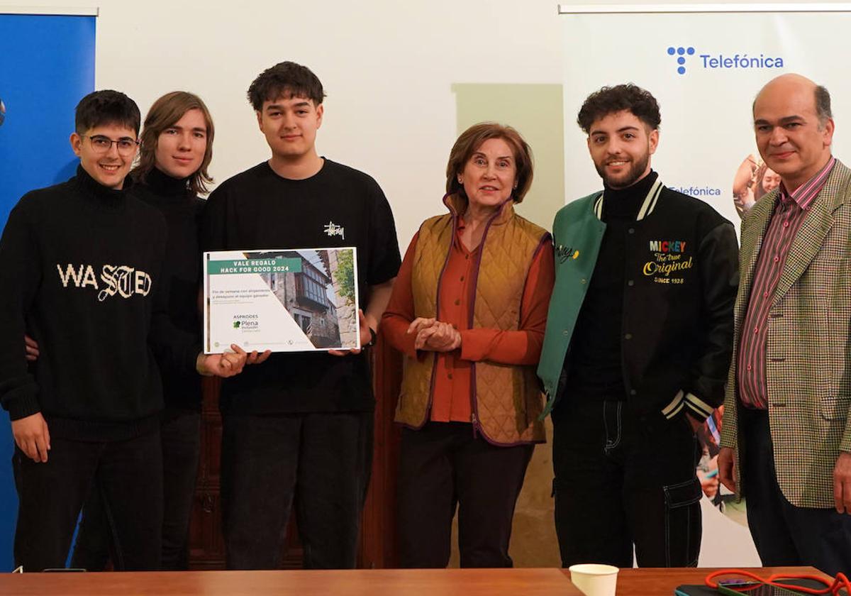 Entrega del premio al proyecto 'Daily Dose' en el «Hackforgood».