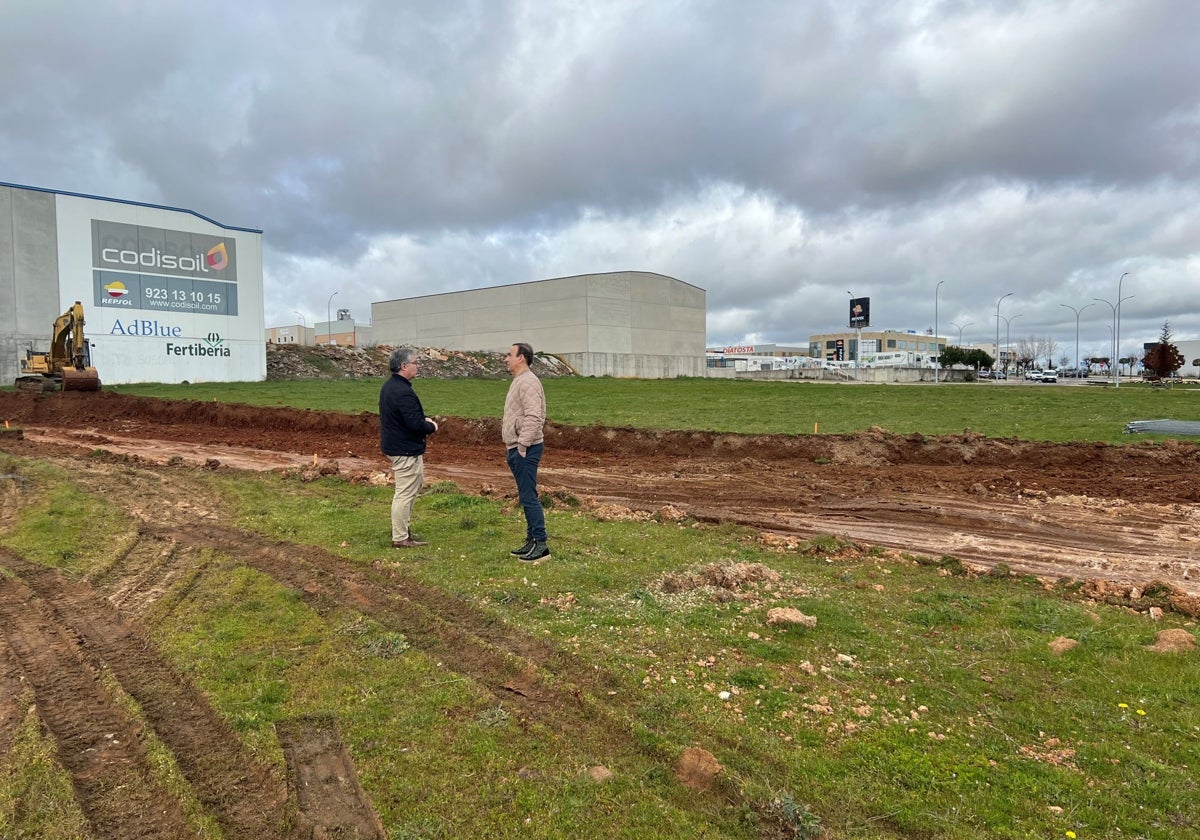 Ángel Manso y Pedro Samuel Martín, en la parcela en el inicio de las obras.