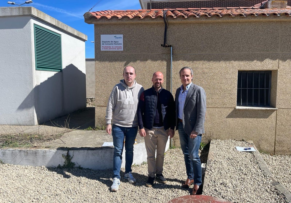 El teniente de alcalde, José García, junto a Iván Lorenzo y Carlos Alonso, en el final de la obra.