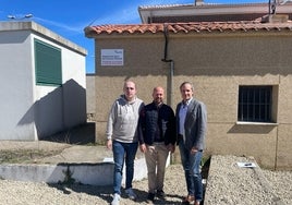 El teniente de alcalde, José García, junto a Iván Lorenzo y Carlos Alonso, en el final de la obra.