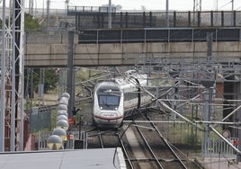 Un tren entra en la estación de Salamanca.