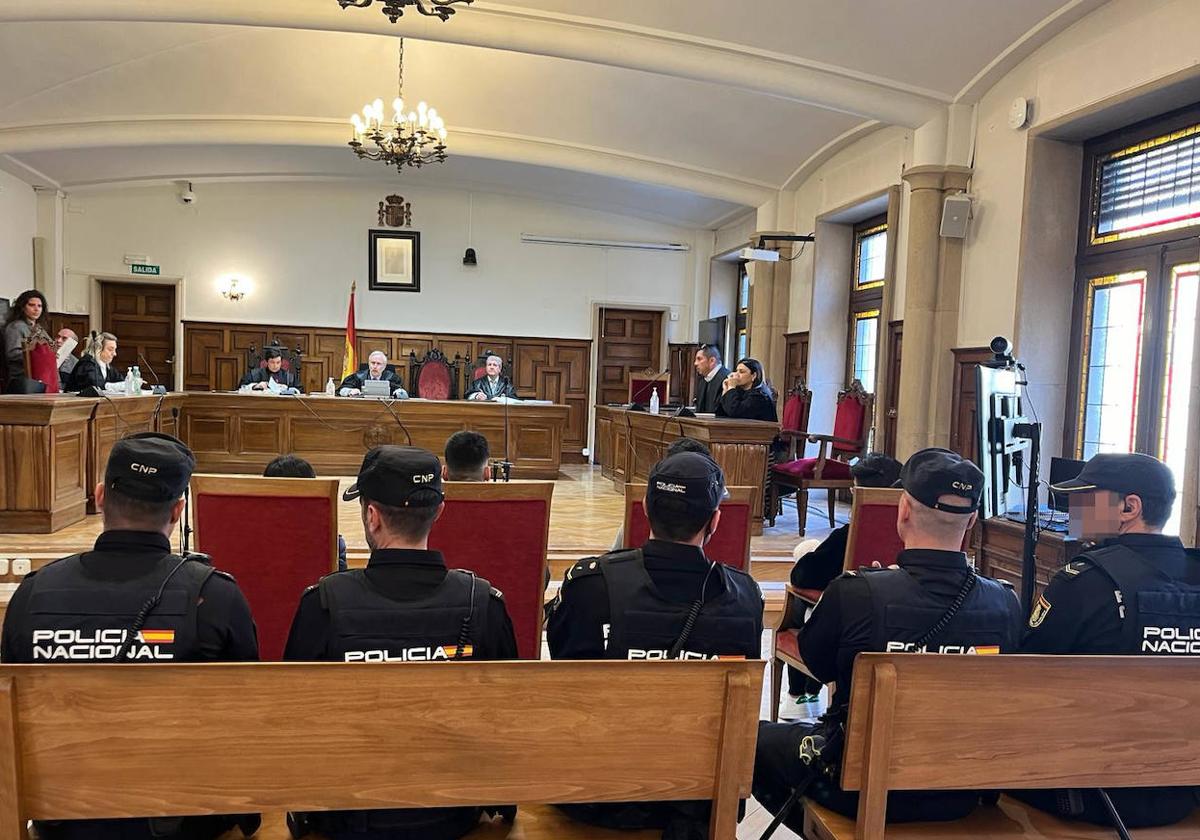 Los cuatro acusados (una de las mujeres con su bebé en brazos) durante el juicio en la Audiencia Provincial.