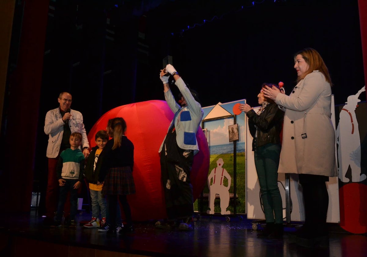 Marcel Gros recibe el premio del público como mejor espectáculo infantil de la pasada Feria de Ciudad Rodrigo