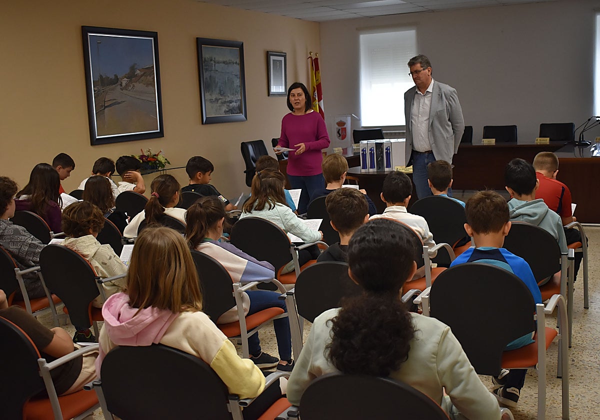 La técnica de Cultura, Silvia Sánchez, y el regidor de Cabrerizos, Claudio del Río, junto a los escolares.