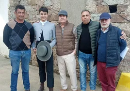 Marcos Adame y su padre, Aguilar Granada, Manuel León y Luciano Sánchez, el domingo en el patio de cuadrillas de Ledesma