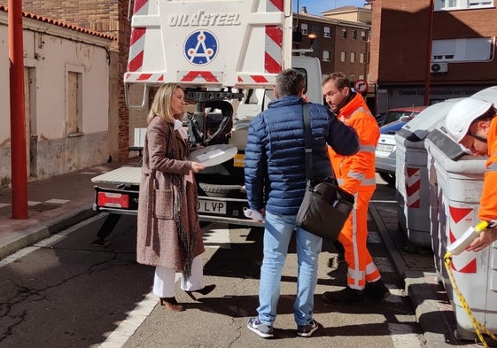 La concejala Marta Labrador, junto a varios operarios que trabajan ya en el cambio de luminarias.