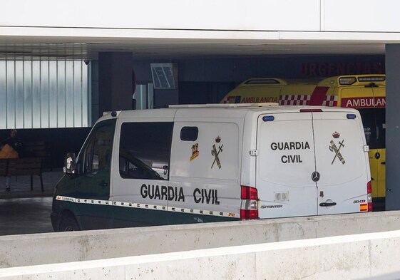 Un furgón de la Guardia Civil, a las puertas de Urgencias.